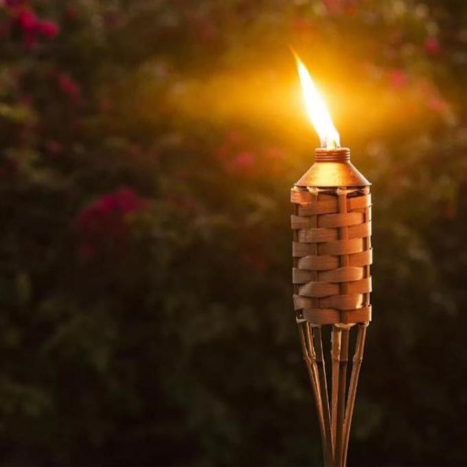 Φυσικό μπαμπού Tiki Torch με μαύρο μεταλλικό κάλυμμα για εξωτερική διακόσμηση 1